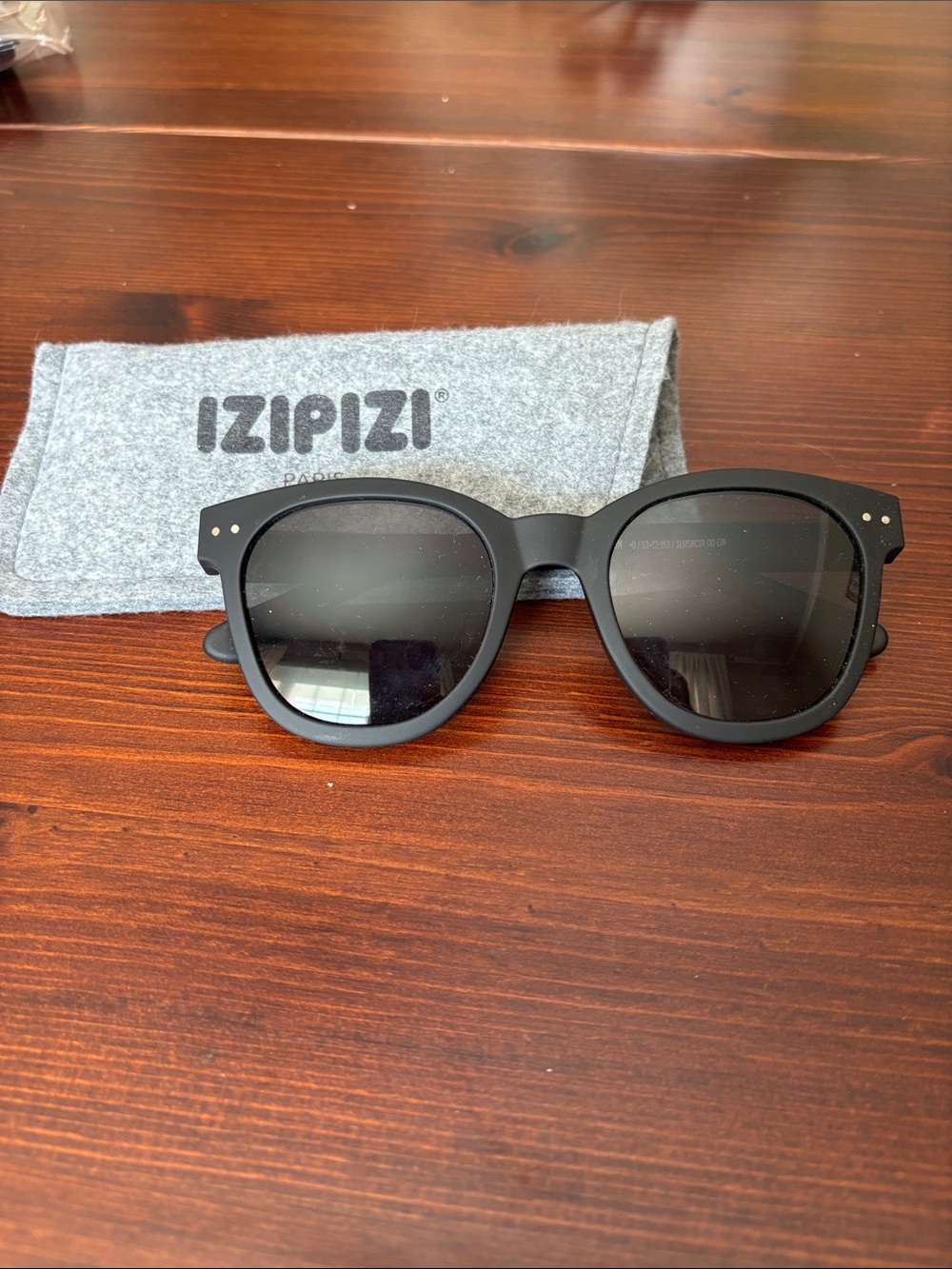IZIPIZI Women’s Matte Black Sunglasses - Classic Round Frames